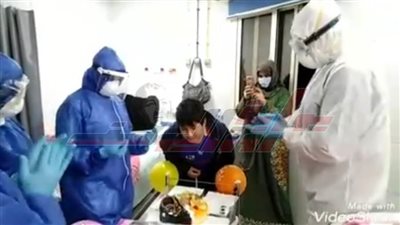 طاقم قها الطبى يحتفل بعيد ميلاد طفل مصاب بكورونا