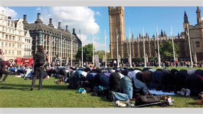 صحيفة بريطانية: تعاليم الإسلام تساعد المسلمين على الوقاية من كورونا