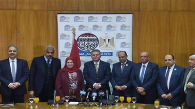 وزير قطاع الأعمال يشهد توقيع عقد إنشاء فندق 5 نجوم  بالأقصر