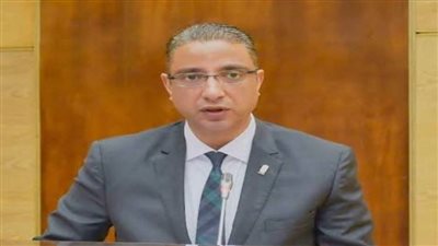 محافظ الفيوم يتفقد عددا من حقول القمح للوقوف على إجراءات التوريد