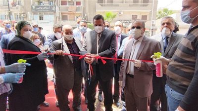 اللواء هشام آمنة يفتتح معرضا لبيع السلع الغذائية بدمنهور