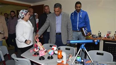 محافظ مطروح يتفقد المكتبة العامة ويشيد بالأنشطة المختلفة