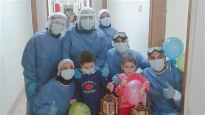 بالحلوى والفوانيس.. الفريق الطبي بالدقهلية يودع 18 متعافيًا من كورونا