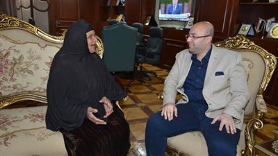 محافظ بني سويف يكرّم مزارعة البطاطس 