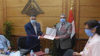 مجلس جامعة بنها يكرم الفريق الطبي المشارك في الحجر الصحي بقها