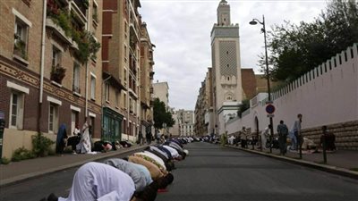 ماكرون يفرض قيودا على إيفاد الأئمة إلى فرنسا