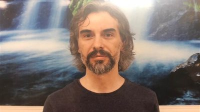 النظام التركي يرفض طلب صحفى معتقل حضور جنازة والدته 