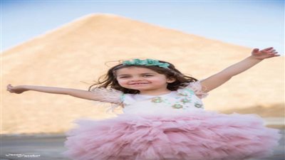 أزياء سهرات للأطفال على سفح الأهرامات
