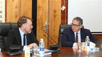 العناني يبحث مع جيرجين استكمال المتحف الآتوني بالمنيا