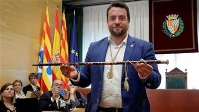 استقالة عمدة مدينة إسبانية .. خالف حظر التجول وعضّ شرطياً