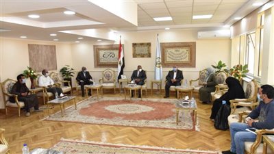 محافظ مطروح يسلم 27 طرفا صناعيا لمصابي الألغام والمعاقين 