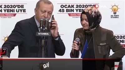 بالفيديو.. سيدة تركية تغلق التليفون في وجه أردوغان 
