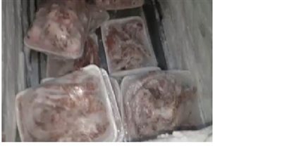 مباحث التموين تداهم محلا بداخلة طن لحوم فاسدة بالسيدة زينب