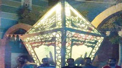 شركاء الوطن في الفرح .. قبطي يصنع أكبر فانوس ويهديه لأهالي قريته بالمنيا 