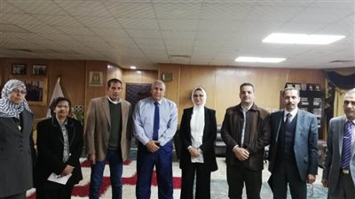 محافظ الوادي الجديد يبحث مع صناع الخير طرق تنمية القرى الأشد احتياجًا  