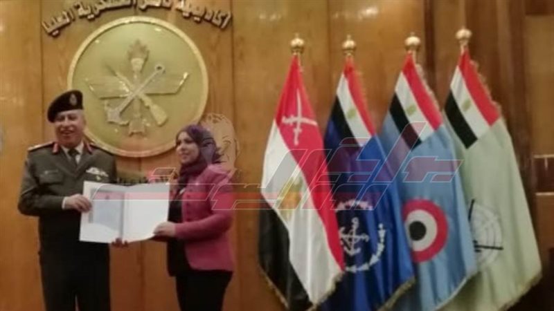 الزميلة أثناء استلام