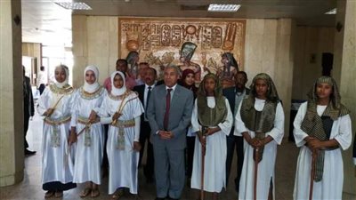 محافظ أسوان يستقبل الأفواج السياحية  بالورود