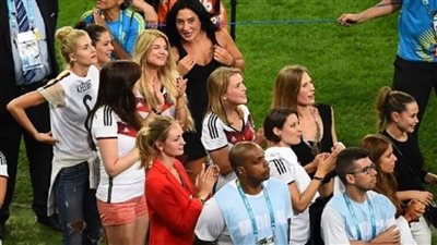 ألمانيا تطلب من اللاعبين منع العلاقات الحميمة والقبلات لاستئناف الموسم