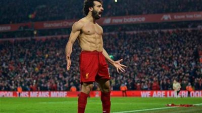 «صلاح» يستعرض لياقته البدنية.. والصحف الإنجليزية تعلق