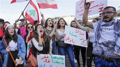 مسيرات احتجاجية وقطع للطرق في بيروت تنديدا بالتدهور الاقتصادي