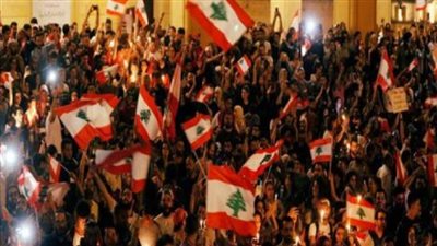 الشرطة اللبنانية توزع الكمامات على المتظاهرين في بيروت وقاية من كورونا