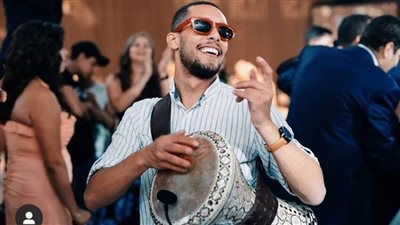 مارين المصري يقدم أول حفلة رمضانية بالطبلة في البلكونة