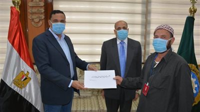 محافظ الدقهلية يسلم عقود تقنين أوضاع اليد للمواطنين