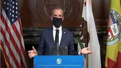 عمدة لوس أنجلوس يتعهد بتوفير اختبارات مجانية لكافة السكان