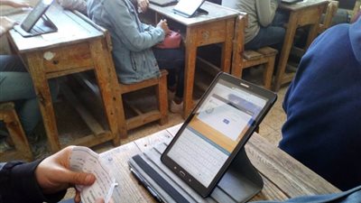 تعليم الغربية: طلاب الصف الأول الثانوي يؤدون اختبار اللغة الإنجليزية إلكترونيا بنسبة 100%