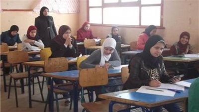 طلاب الصف الأول الثانوي يؤدون امتحان اللغة الأجنبية الأولى