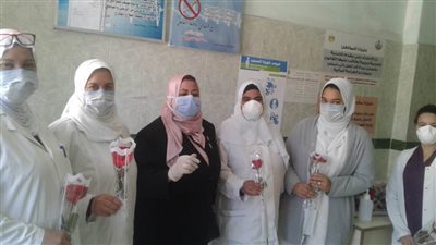 قومي المرأة بالإسكندرية يهدي الزهور لجيش مصر الأبيض بمستشفى صدر كوم الشفافة