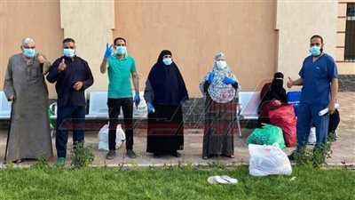 خروج 7 مصابين بفيروس كورونا بعد تماثلهم للشفاء بمستشفى العزل بملوى