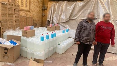 ضبط متهمين بحوزتهم مواد كحول وقفازات مجهولة المصدر