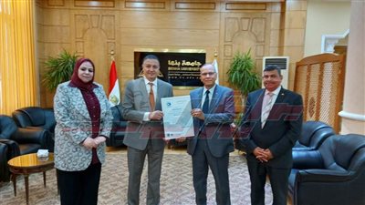 رئيس جامعة بنها يتسلم تجديد شهادة الجودة 