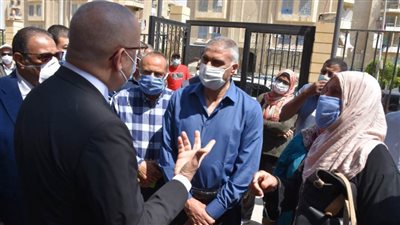 بالصور.. جولة مفاجئة لوزير الإسكان بالقاهرة الجديدة