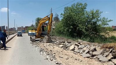 إعادة رصف طريق الكورنيش بمنطقة القنطرة في كفر الشيخ