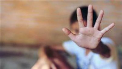 يعذب ابنه الصغير بسلك كهربائي بسبب 