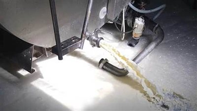 سكب مليون لتر لبن في المجاري (فيديو وصور)