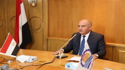 محافظ قنا: توفير 500 كرتونة مواد غذائية للأسر الأولى بالرعاية