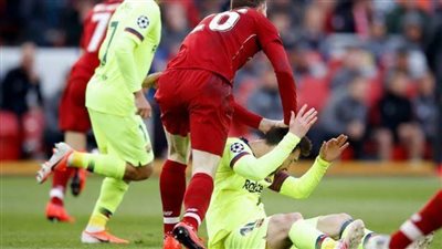نجم ليفربول يعتذر عن واقعة ضربه لـ «ميسي» في نصف نهائي الأبطال
