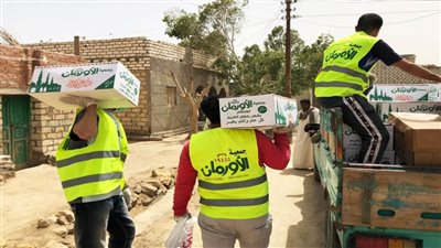 1050 كرتونة مواد غذائية للاسر الأقل احتياجا بالمنوفية