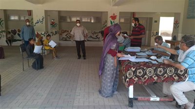 محافظ أسيوط: تنفيذ الإجراءات الاحترازية والتطهير أثناء تسليم المشروعات البحثية لطلاب المدارس