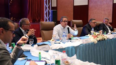 وزير السياحة ومحافظ البحر الأحمر يلتقيان المستثمرين