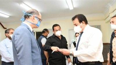 وزير التعليم العالي يطمئن على العائدين من الخارج  فى المدن الجامعية