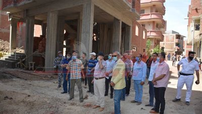 محافظ القليوبية يشهد إزالة برج مخالف في بنها .. صور