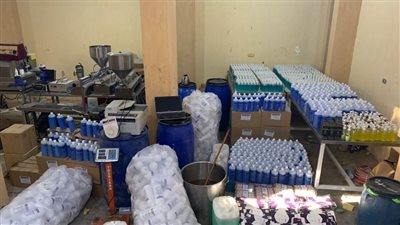 ضباط  مصنع ينتج المواد المطهرة من خامات مجهولة