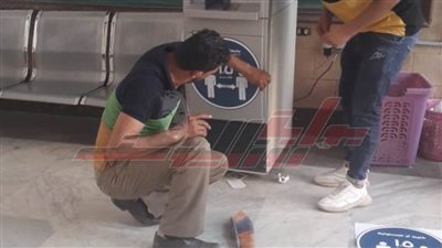 ملصقات أمام ماكينات الصراف الآلي بجامعة بنها لمواجهة كورونا