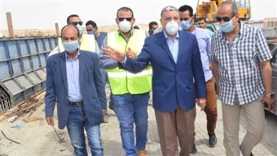 محافظ المنيا يتابع تنفيذ محور سمالـوط الحر 