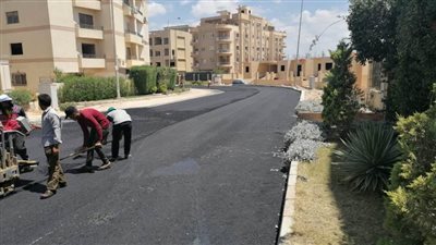 بالصور.. استكمال أعمال الطرق 