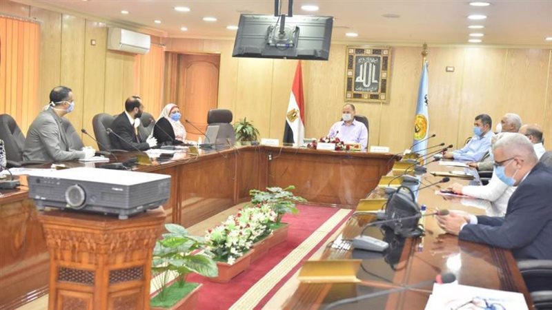 محافظ أسيوط يناقش